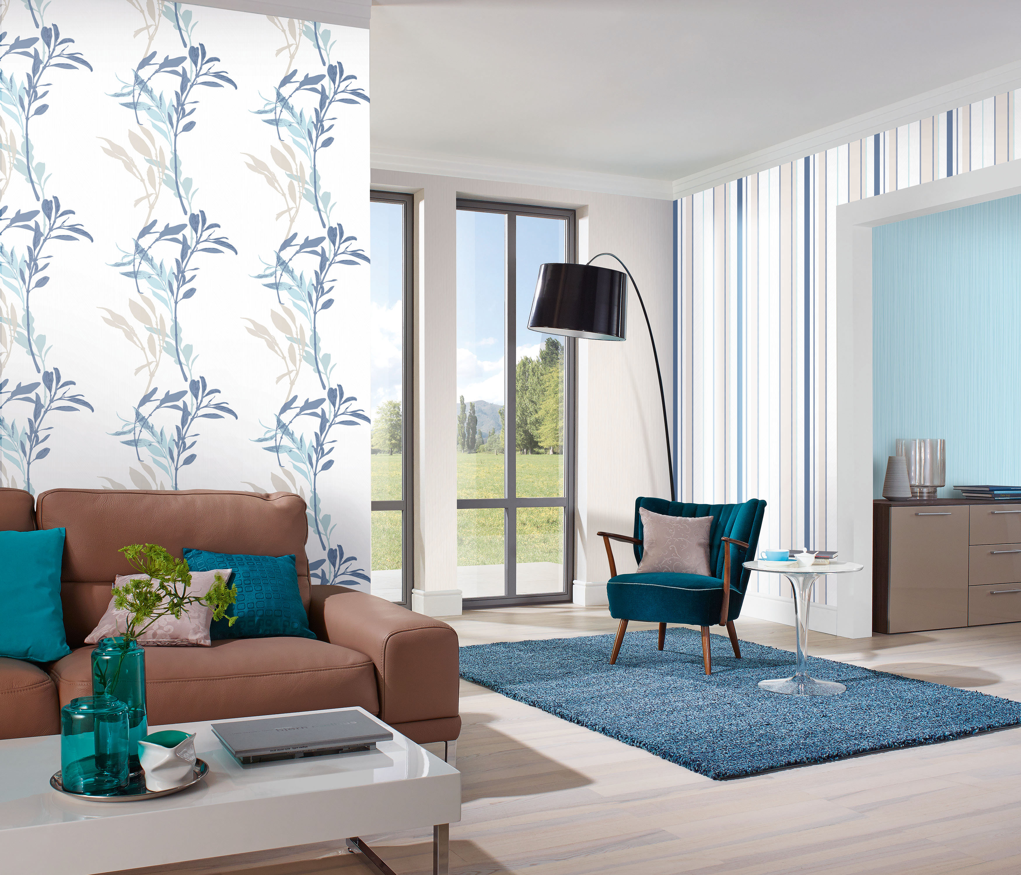 Modernes Wohnzimmer mit Vliestapeten, Blattpanel, Streifentapete, Unistrukturen in Blau