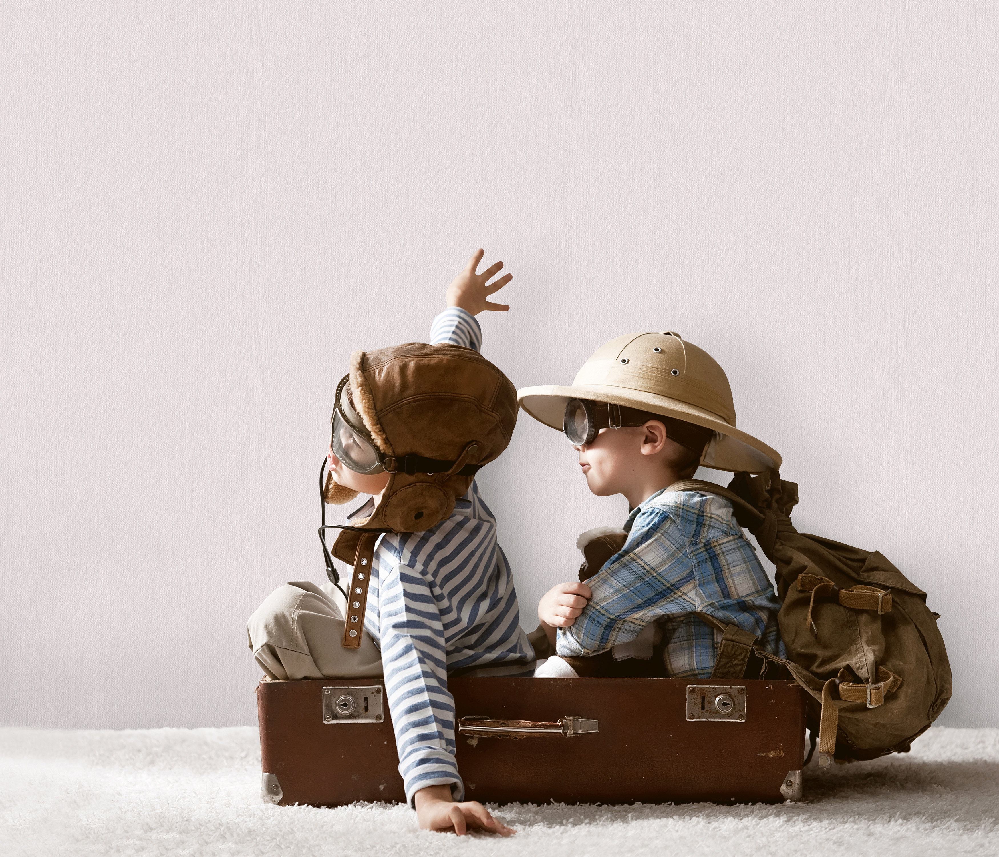 Отец будучи путешественником. Путешествие с детьми. Дети путешественники. Чемодан для детей. Дети путешествуют.
